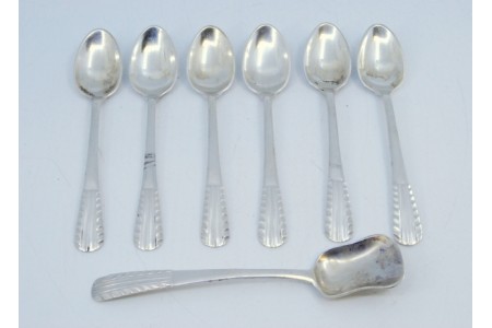  Conjunto de seis colheres de chá em prata e pá de açúcar com os cabos relevados.